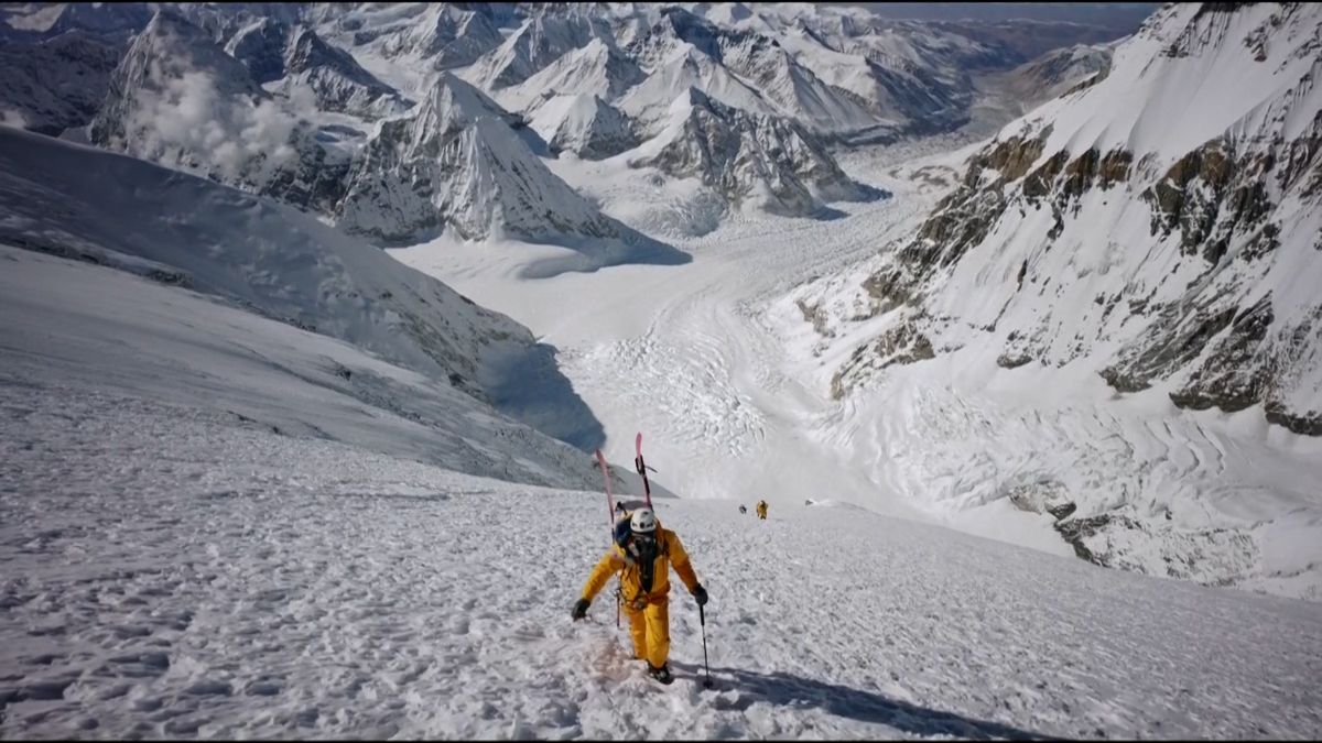Američan sjel na lyžích severní stěnu Everestu. Světový milník věnoval zesnulé partnerce